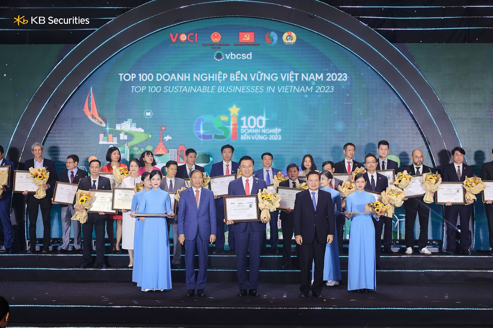Ông Jeon Mun Cheol – Tổng giám đốc Chứng khoán KB Việt Nam nhận giải Top 100 doanh nghiệp bền vững CSI 2023