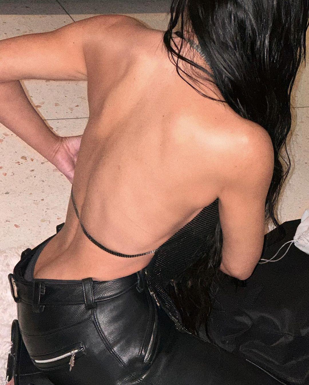 Kim Kardashian chia sẻ hình ảnh tấm lưng trần gây chú ý.