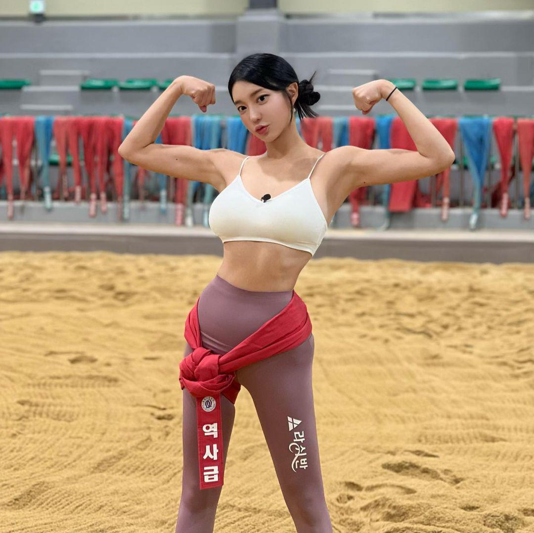 Body đẹp tuyệt của cô gái Hàn Quốc mê golf, gym, ăn nhiều mà không sợ béo - 7