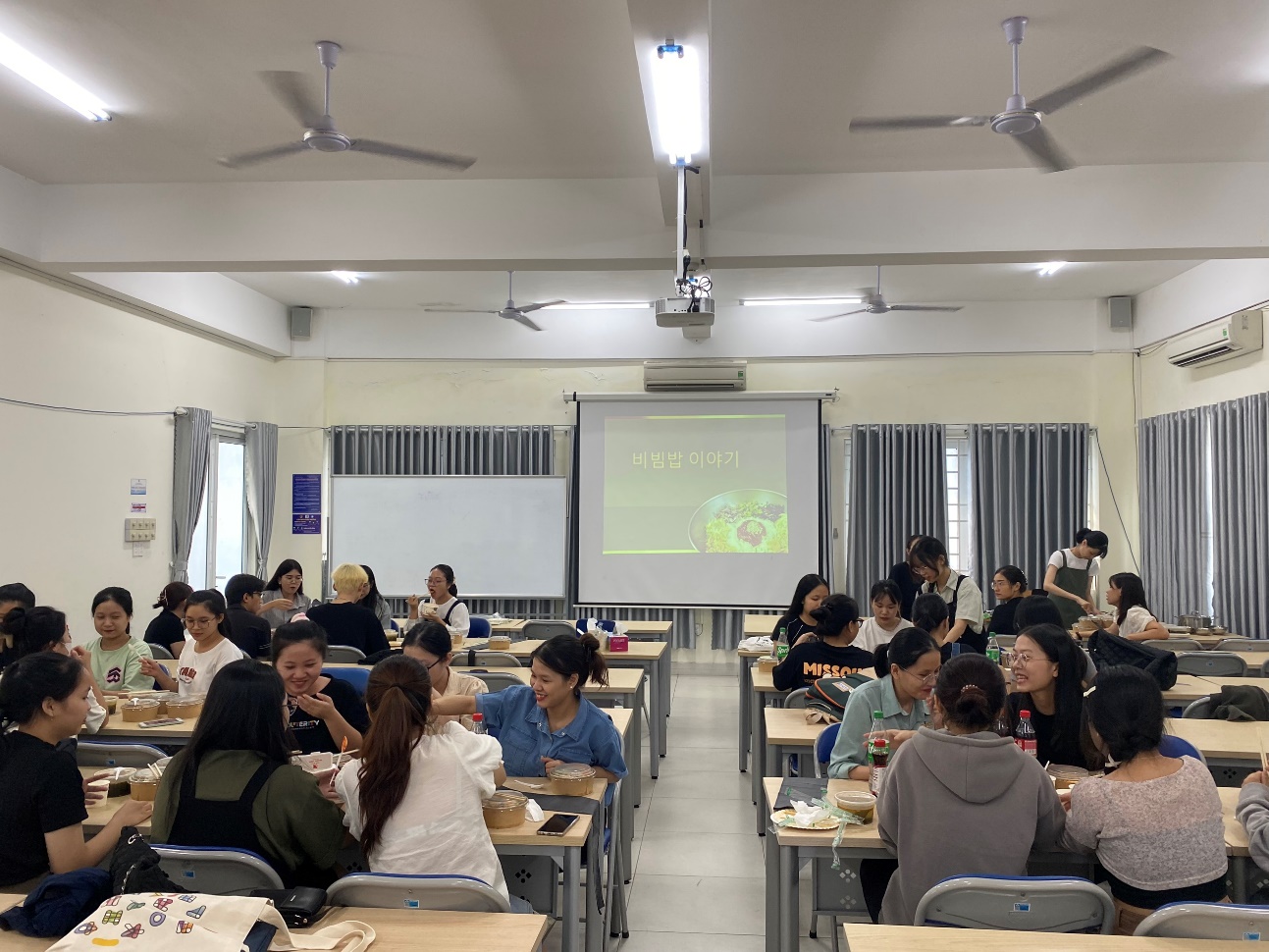 Hoạt động trải nghiệm ẩm thực làm cơm trộn vào tháng 6/2023 vừa qua