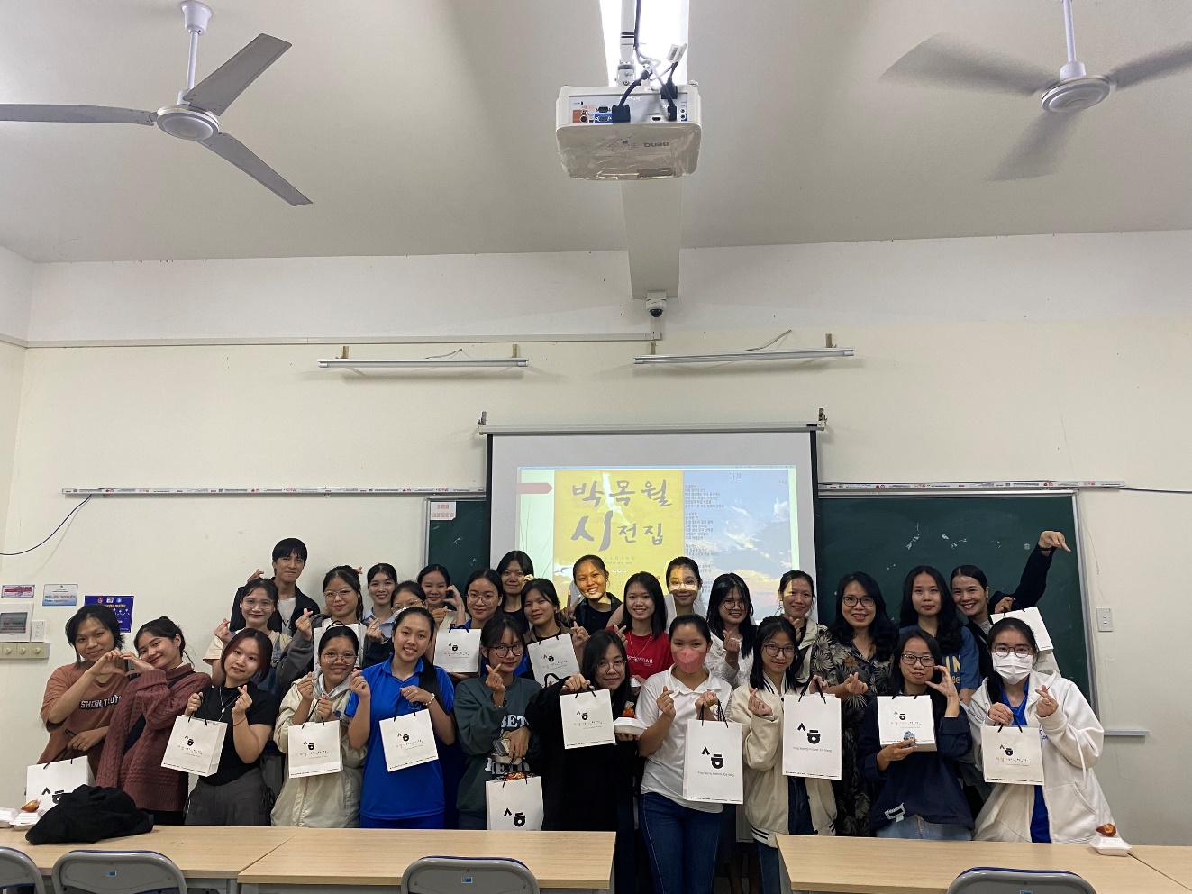 Các giờ giảng văn hoá, văn học như: Văn hoá kết hôn của người Hàn Quốc, giờ giảng văn học Hàn Quốc