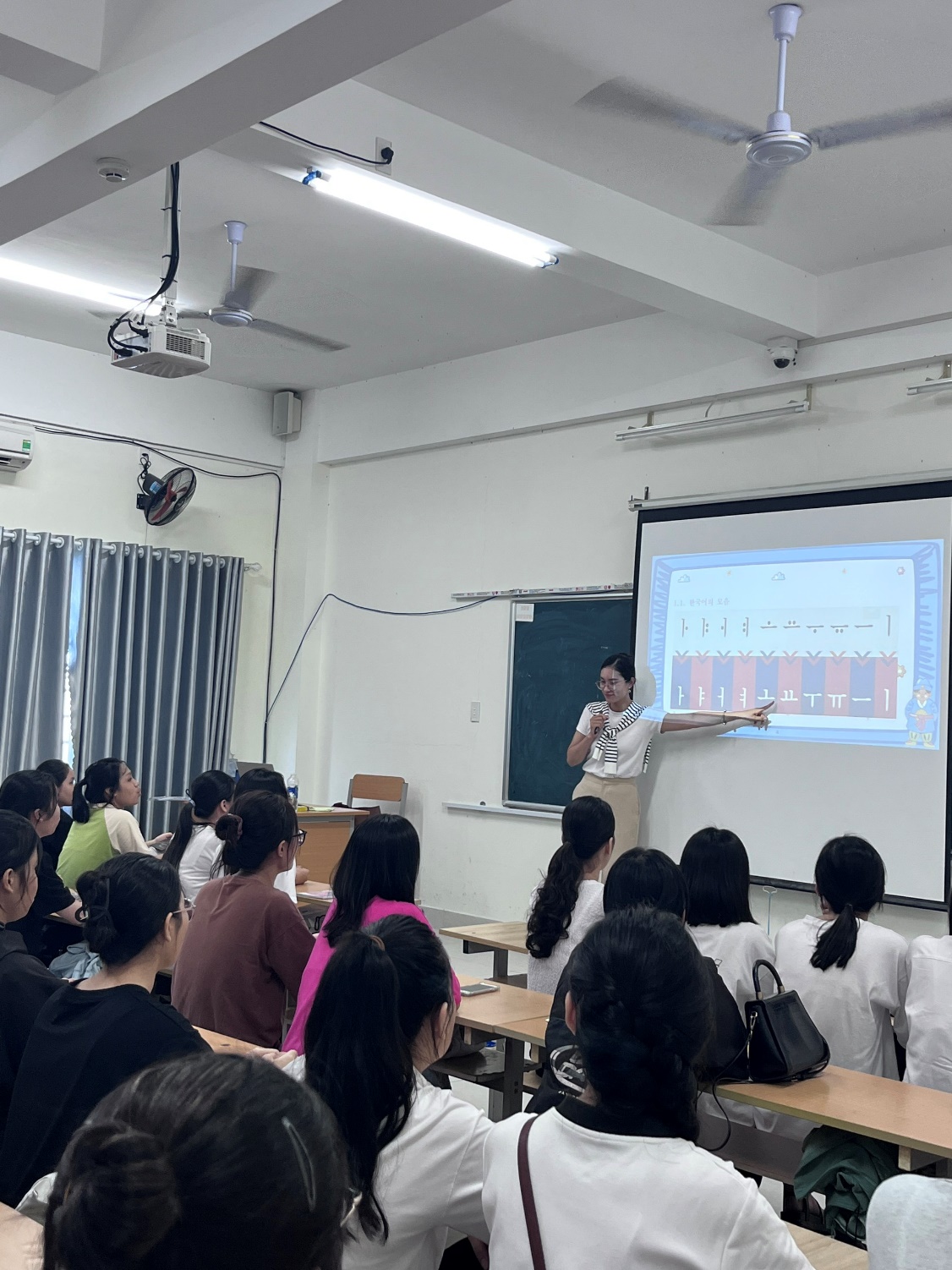 Các giờ giảng ngôn ngữ như: Giờ giảng luyện phát âm tiếng Hàn cho học viên, sinh viên trình độ sơ cấp, giờ giảng tiếng Hàn du lịch.