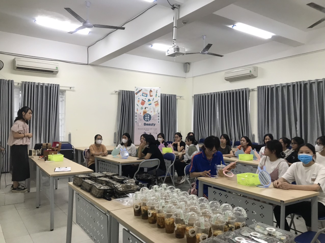 Buổi trải nghiệm văn hóa như trải nghiệm văn hoá thủ công (Chổi truyền thống Hàn Quốc), Sự kiện K-beauty, hướng dẫn trang điểm phong cách Hàn Quốc của Dự án Sejong Đà Nẵng.