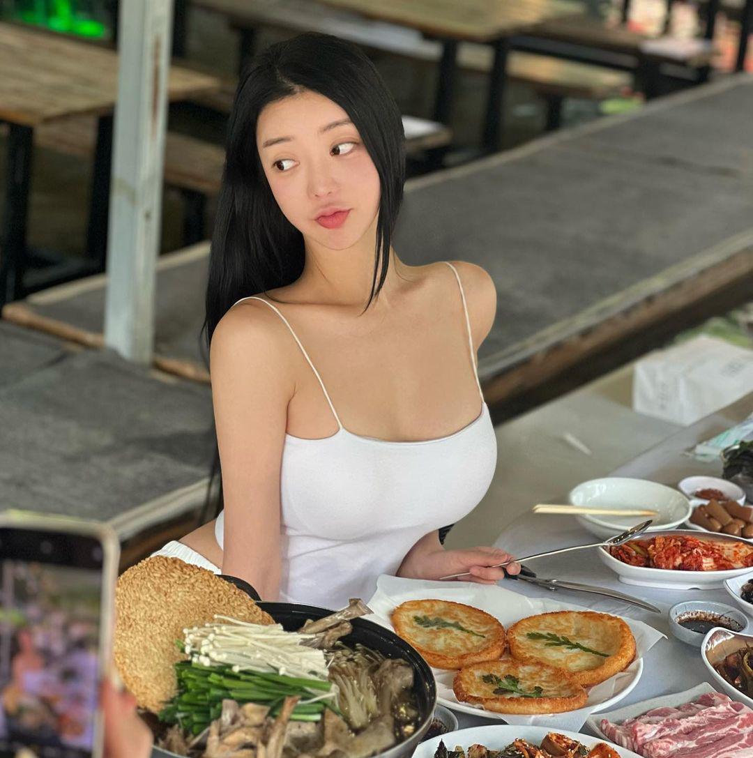 Body đẹp tuyệt của cô gái Hàn Quốc mê golf, gym, ăn nhiều mà không sợ béo - 2