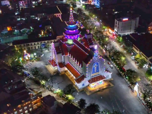 Nhà thờ Huế lung linh trước lễ Giáng sinh
