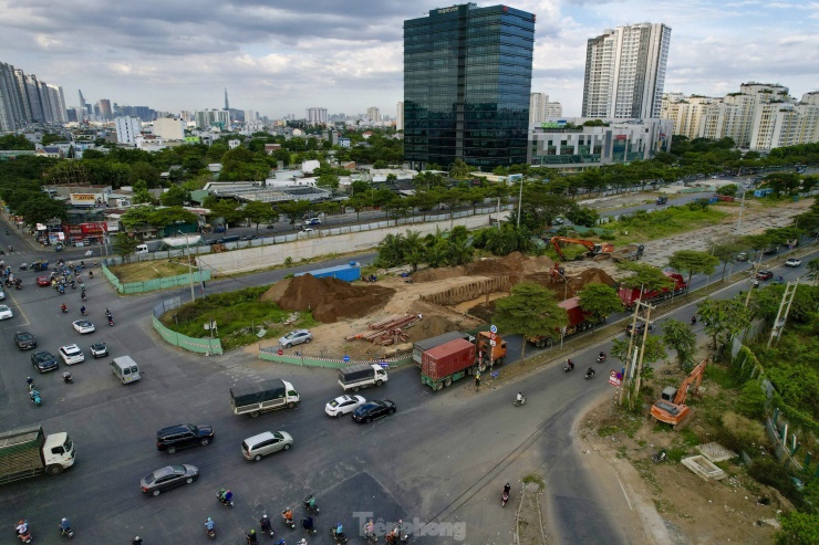 Trong những ngày cuối năm, dự án Nguyễn Văn Linh thường xuyên xảy ra ùn tắc do hoạt động thi công vật liệu xây dựng ngổn ngang thu hẹp đường di chuyển của người dân.