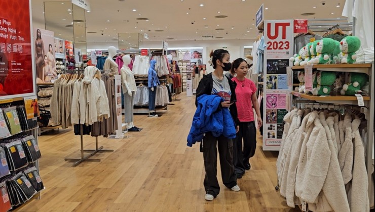 Trời lạnh sâu, người dân miền Bắc đổ xô đi mua áo đại hàn chống rét. Ảnh: Dân Trí.