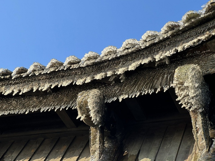 Tình trạng băng giá xuất hiện tại phần mái chùa Đồng Yên Tử (Ảnh: Đức Mạnh).