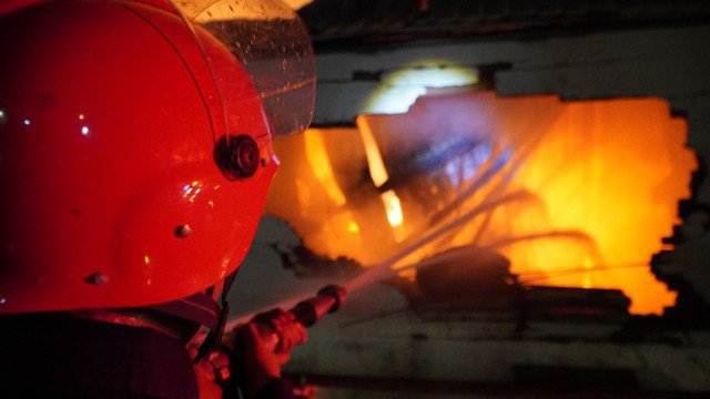 Lực lượng cứu hoả nỗ lực dập tắt đám cháy