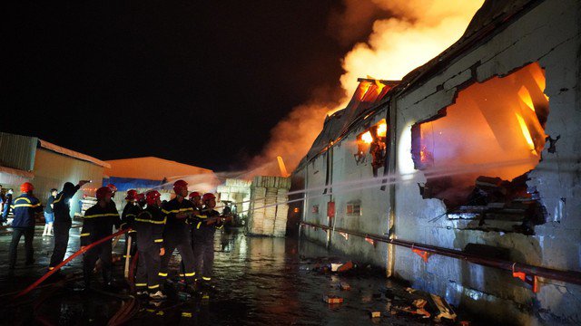 Ngọn lửa bùng cháy dữ dội