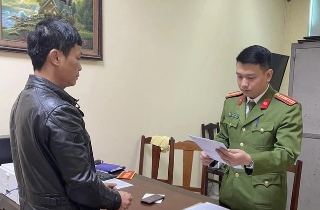 Cảnh sát đọc lệnh bắt đối với ông Nguyễn Công Thành.