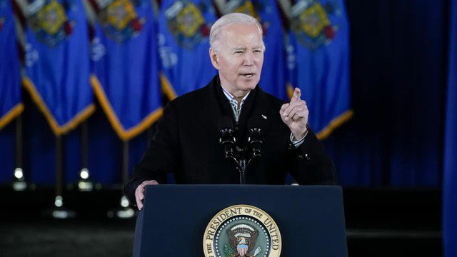 Tổng thống Mỹ Joe Biden ngày 22-12 ký ban hành đạo luật phân bổ ngân sách quốc phòng trị giá 886 tỉ USD cho năm 2024 - mức cao chưa từng thấy. Ảnh: AP