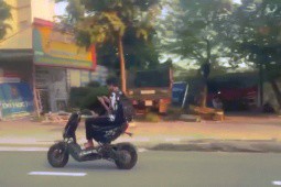 Clip: “Kinh hoàng“ học sinh lái xe máy điện bằng chân, tay còn chơi game