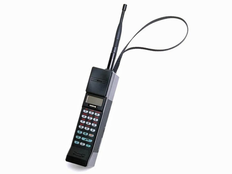 Nokia Cityman (1987): Có sẵn trong các phiên bản “450” và “900” (được đặt tên theo tần số tính bằng MHz), Cityman là điện thoại di động đầu tiên của Nokia và được coi là một sản phẩm có kiểu dáng đẹp, cao cấp và rất được ưa chuộng. Chiếc điện thoại hình cục gạch đã đưa công ty Phần Lan trở thành công ty điện thoại lớn vào năm 1988, giúp Nokia chiếm gần 15% thị trường điện thoại di động toàn cầu.
