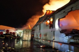 Tin tức trong ngày - Cháy dữ dội tại công ty sản xuất sợi ở Bà Rịa - Vũng Tàu