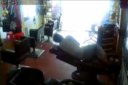 Xe máy - Xe đạp - Clip: Xe máy lao vào quán tắt tóc "hạ gục" chủ cắt tóc đang nằm ngủ