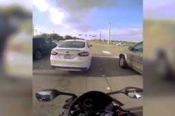 Xe máy - Xe đạp - Clip: Tài xế thoát nạn thần kỳ khi "ô tô bay" va chạm thẳng đầu xe máy