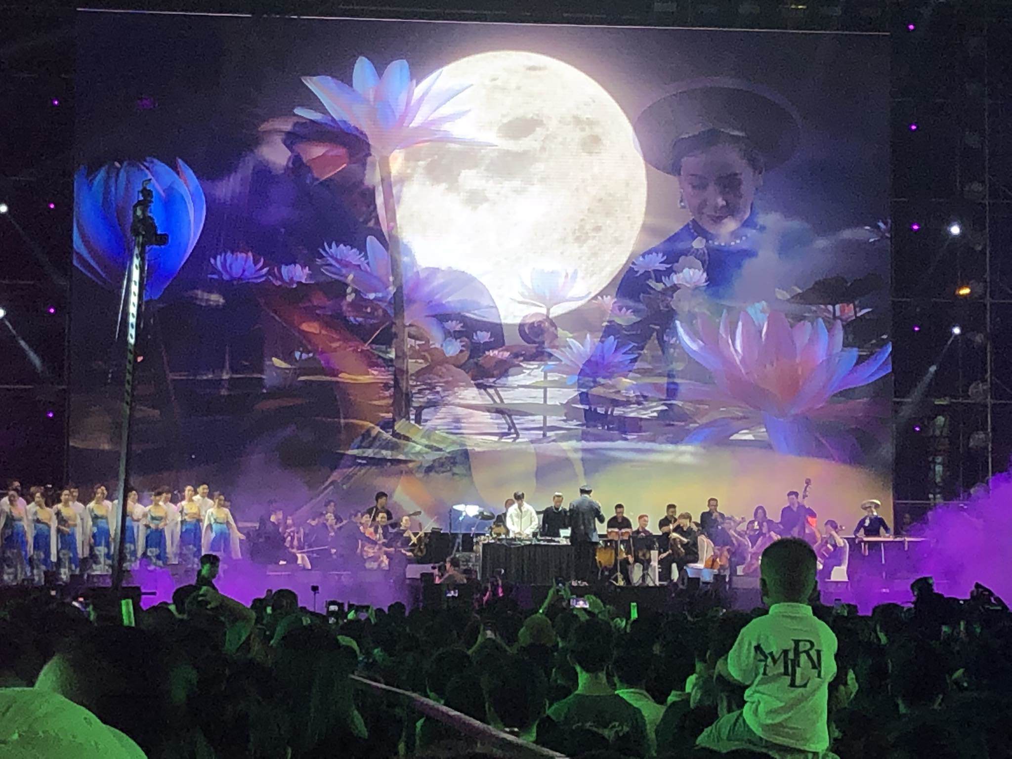 Phần trình diễn thu hút của nhóm nhạc có sản phẩm được gửi lên Mặt trăng - 1