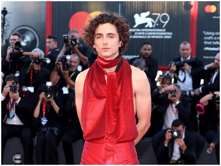  Timothée Chalamet từng mặc áo hở lưng gây chấn động.