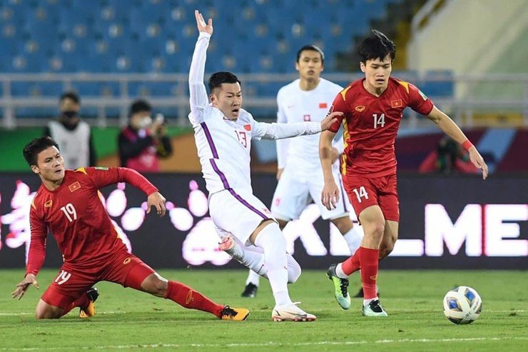 ĐT Việt Nam (áo đỏ) kết thúc năm 2023 với vị trí thứ 94 FIFA