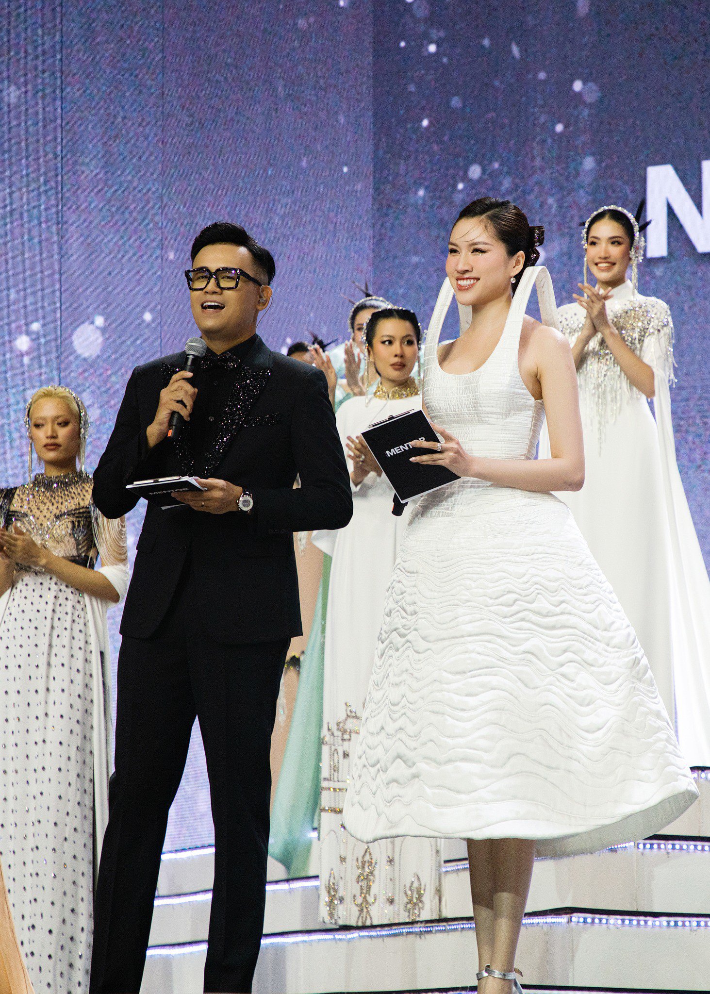 Top 4 trang phục gây tranh cãi nhất 2023 của người đẹp Việt, có bộ khán giả muốn "phơi khô" - 1