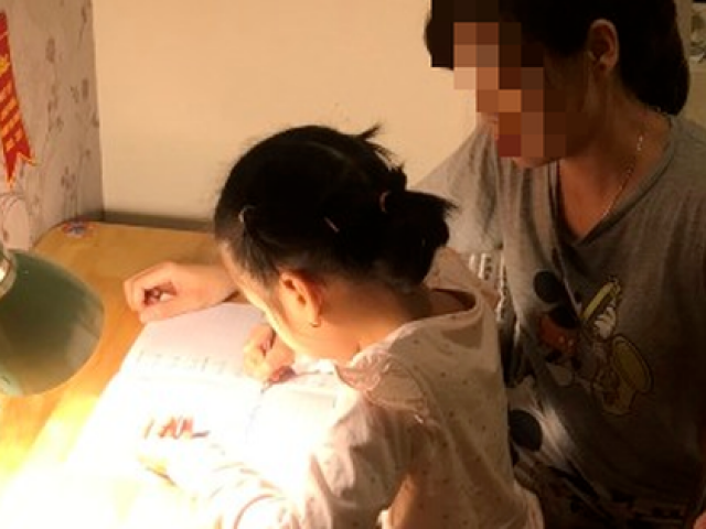 Giáo dục - du học - Dạy con lớp 4 làm bài tập 3 tiếng đồng hồ không xong, người mẹ nghiên cứu sinh tiến sĩ bật khóc nức nở