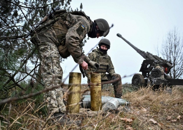 Ukraine thiếu đạn dược trầm trọng. Ảnh: Reuters