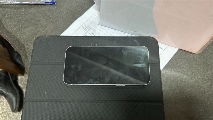 CSGT Madagui đã thu hồi tài sản mà phụ xe đã cất giấu. Ảnh: CACC