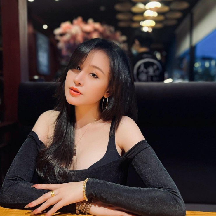 "Bà Tưng" bất ngờ xuất hiện đi bán cafe, vóc dáng miễn bàn - 2