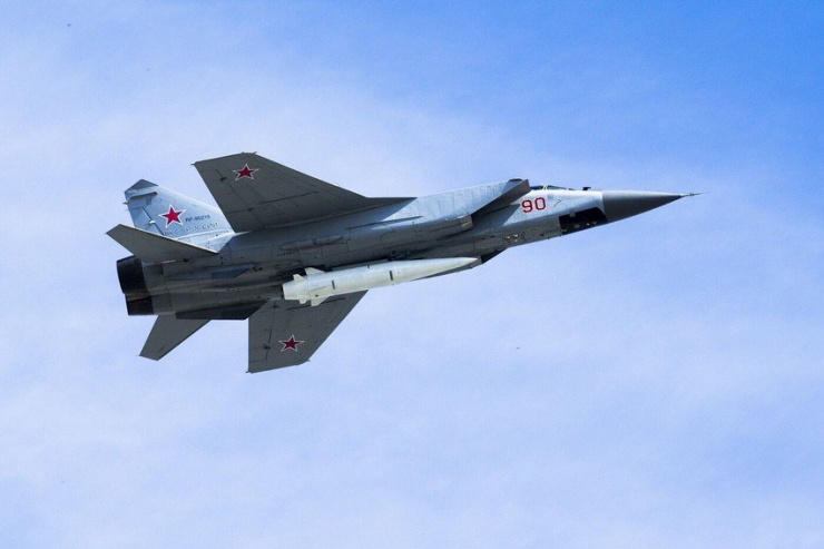 Tiêm kích MiG-31 của Nga mang tên lửa siêu thanh Kinzhal vào năm 2018. Ảnh: AP