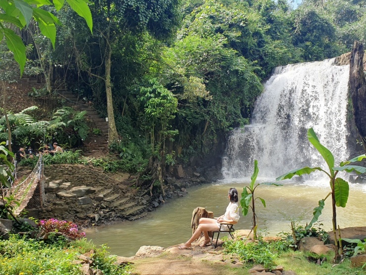 Thác ở Zenda Cà Phê ở ngay trung tâm, dễ đi.