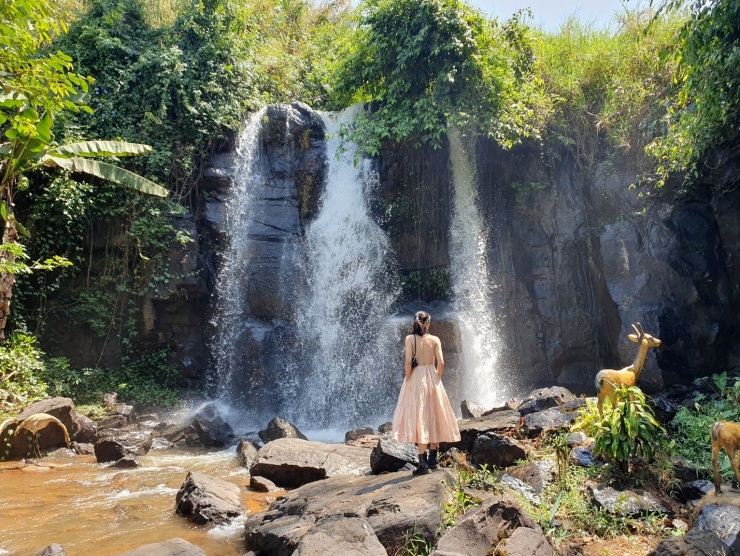 Thác nhỏ ngay đập Daklong Thượng.