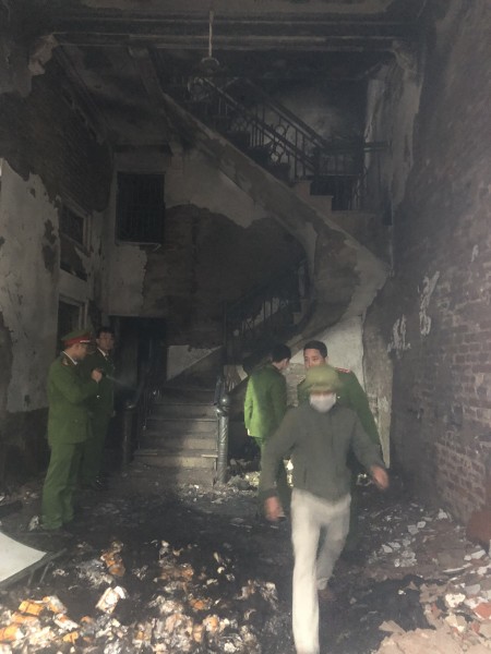 Lực lượng chức năng tổ chức khám nghiệm hiện trường vụ cháy.