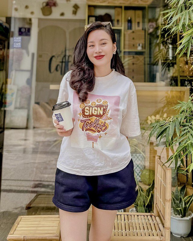 "Bà Tưng" bất ngờ xuất hiện đi bán cafe, vóc dáng miễn bàn - 5