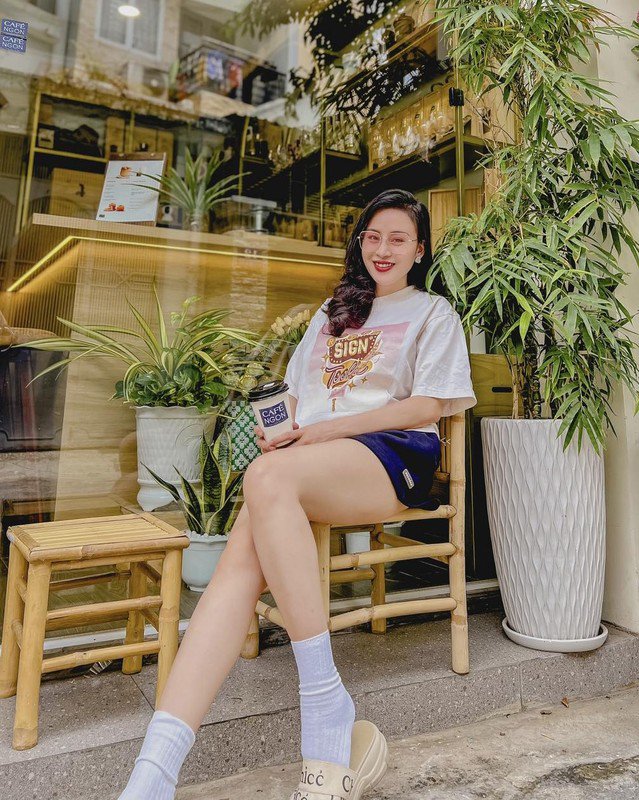 "Bà Tưng" bất ngờ xuất hiện đi bán cafe, vóc dáng miễn bàn - 6