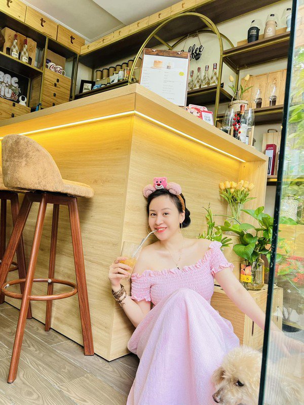 "Bà Tưng" bất ngờ xuất hiện đi bán cafe, vóc dáng miễn bàn - 8