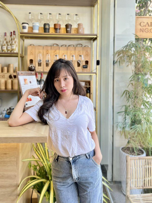 "Bà Tưng" bất ngờ xuất hiện đi bán cafe, vóc dáng miễn bàn - 9