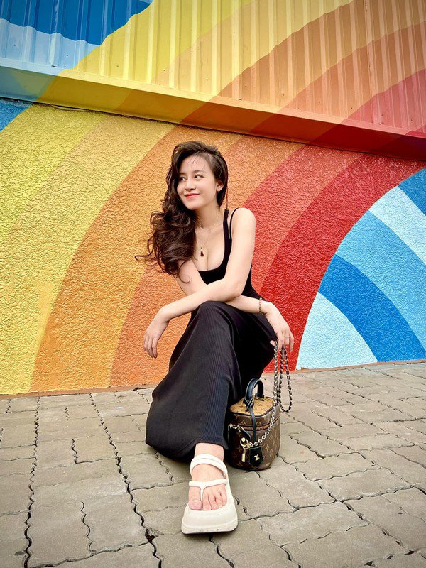 "Bà Tưng" bất ngờ xuất hiện đi bán cafe, vóc dáng miễn bàn - 10