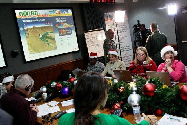 Các nhân viên của NORAD bận rộn mùa Giáng sinh. Ảnh: AP