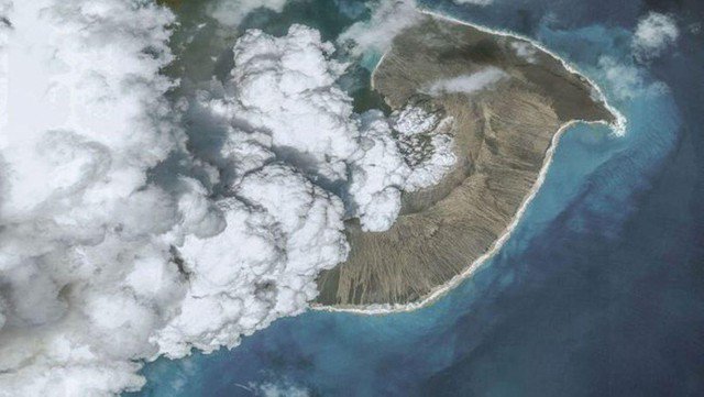 Vụ phun trào Tonga năm 2022 làm rung chuyển Thái Bình Dương - Ảnh: MAXAR