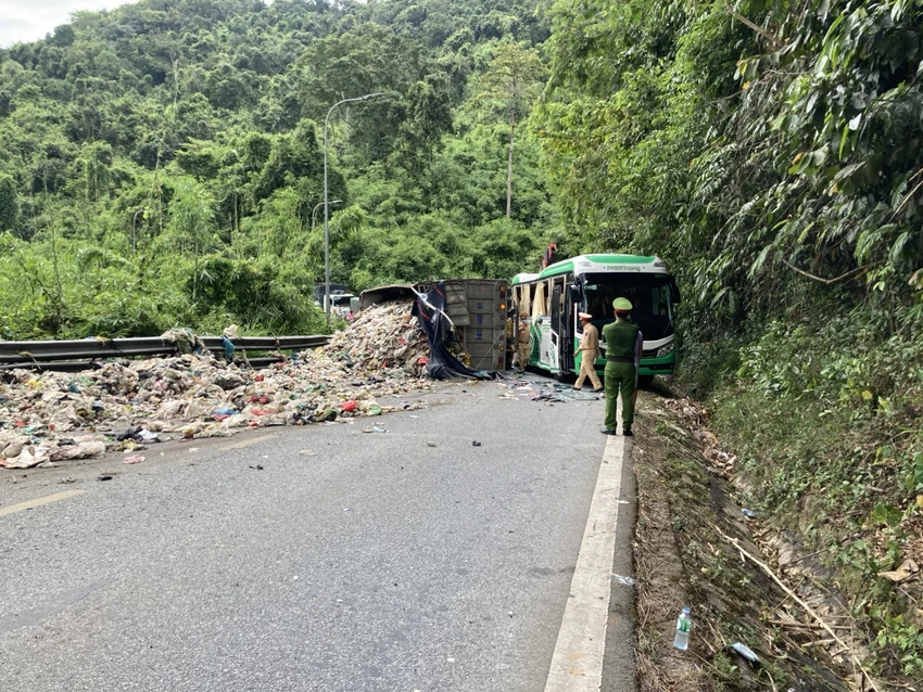 CSGT phối hợp với cơ quan chuyên môn khám nghiệm hiện trường để điều tra nguyên nhân vụ tai nạn