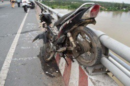Ô tô tông xe máy trên cầu Hàm Luông, một phụ nữ rơi xuống sông mất tích