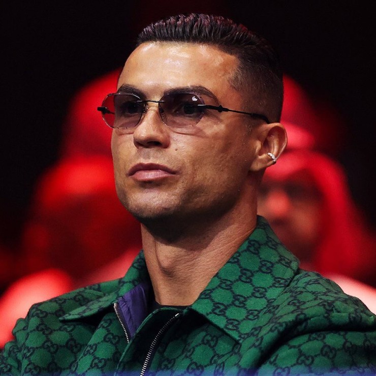 Ronaldo lịch lãm và bảnh bao khi đi xem boxing