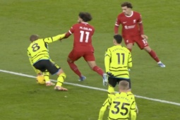 Bóng đá - Tranh cãi Arsenal thoát phạt đền: Odegaard chơi "bóng rổ", Klopp ngao ngán