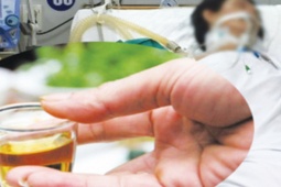 Sức khỏe đời sống - Người đàn ông mù mắt vì thích uống rượu cho có cảm giác "cay cay"