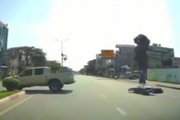Tin tức trong ngày - Clip: Chạy xe như chốn không người, ô tô bán tải khiến tài xế xe máy gặp nạn