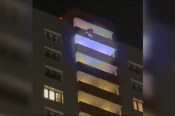 Phi thường - kỳ quặc - “Ông già Noel” tuột tay khi đang biểu diển, rơi từ tầng 24 tử vong ngay trước mặt khán giả