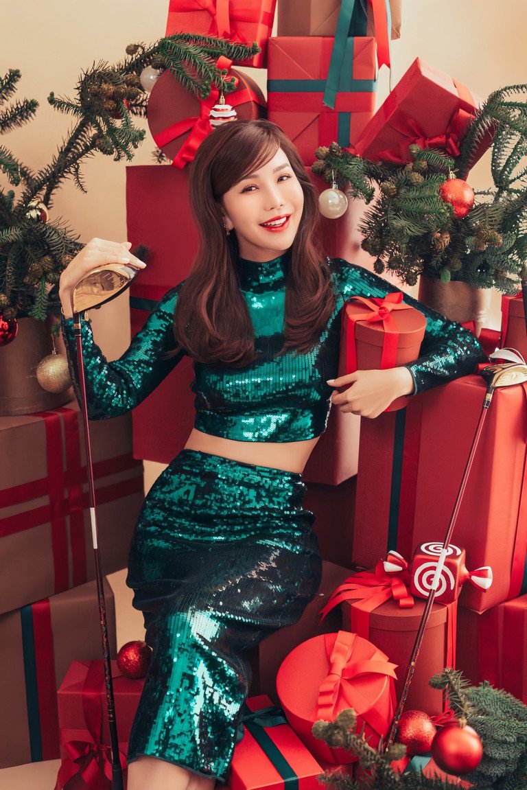 Với áo croptop khoe khéo vòng eo con kiến, nụ cười thân thiện, trong set chụp là những hộp quà Noel Hải Anh xuất hiện đầy thiện cảm.