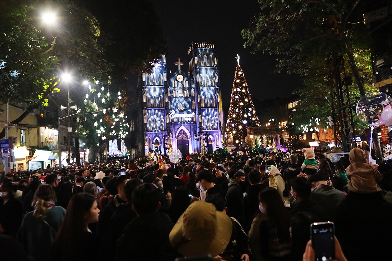 Trước lễ Giáng sinh 2023 ít giờ, bất chấp giá lạnh, rất nhiều người dân Thủ đô và du khách thập phương đã đổ về Nhà thờ Lớn Hà Nội (quận Hoàn Kiếm) để tận hưởng không khí đêm Noel.