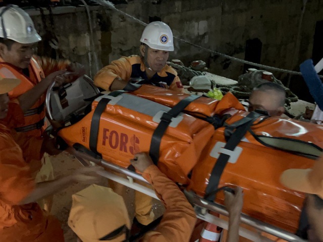 Tin tức trong ngày - Đảo Cù Lao Chàm bị cô lập vì sóng to, tàu SAR kịp ra cứu 2 bệnh nhân tiên lượng xấu